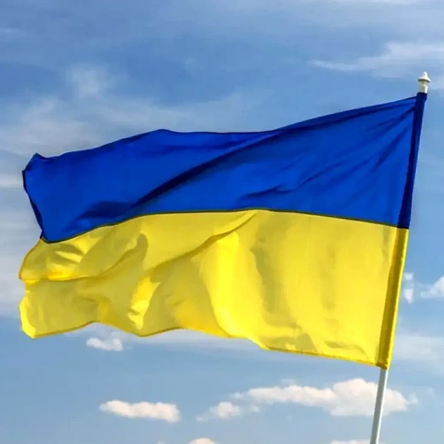 Прапор України 140х90см з дерев'яною коробкою та гравіюванням подарунковий сувенірний набір для свят та урочистостей. - зображення 2