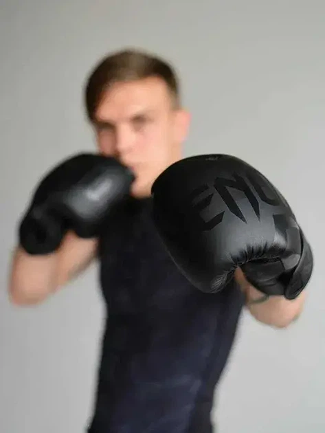 Боксерські рукавиці спортивні чорні профефсійні на 8 унцій - Фото 3 Боксерські рукавиці спортивні чорні профефсійні на 8 унцій - зображення 3
