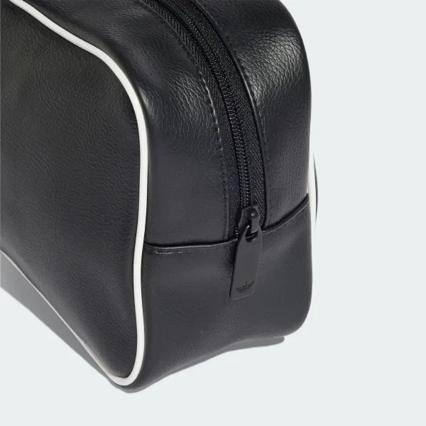 Спортивная сумка багет седло женская средняя Adidas Adicolor Elongated Airliner Bag KD7851 Черная (4068817018782) - Фото 6 Спортивная сумка багет седло женская средняя Adidas Adicolor Elongated Airliner Bag KD7851 Черная (4068817018782) - изображение 6