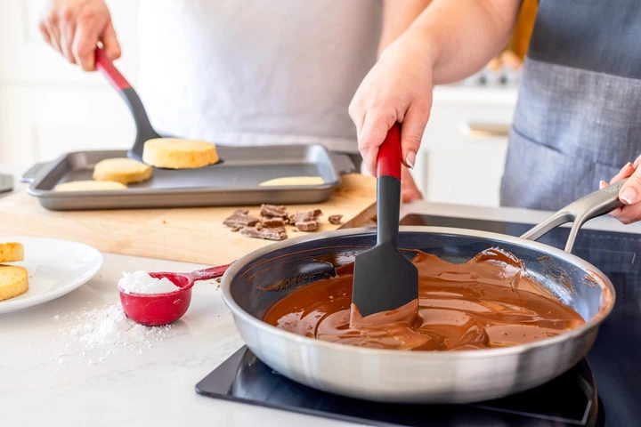 Лопатка для тіста KitchenAid Classic 30 см Червона (KHA031OHEREG) - Фото 4 Лопатка для тіста KitchenAid Classic 30 см Червона (KHA031OHEREG) - зображення 4