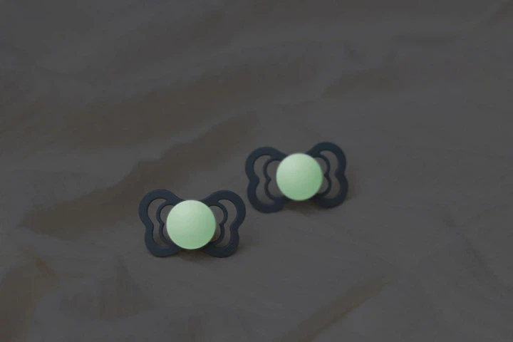 Соска пустышка BIBS Supreme Silicone Symmetrical (симметричная) 0-6 мес – Vanilla GLOW (светится в темноте) - изображение 2
