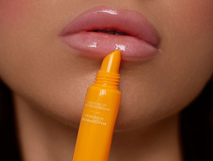 Блиск для губ з ефектом глибокого зволоження «Мандаринове монпасьє» Kiss Me Intense Hydrating Lip Treatment Mandarin Montpensier, 8мл (769293823092) - Фото 4 Блиск для губ з ефектом глибокого зволоження «Мандаринове монпасьє» Kiss Me Intense Hydrating Lip Treatment Mandarin Montpensier, 8мл (769293823092) - зображення 4