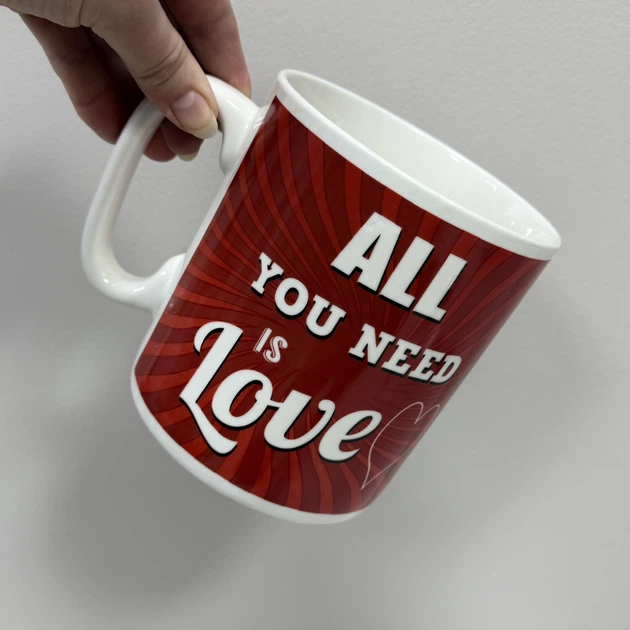 Кухоль керамічна 800 мл d-11,1 см, h-12,6 см ALL YOU NEED IS LOVE XXL Olens 527 / 3453 ЧЕРВОНА - Фото 2 Кухоль керамічна 800 мл d-11,1 см, h-12,6 см ALL YOU NEED IS LOVE XXL Olens 527 / 3453 ЧЕРВОНА - зображення 2