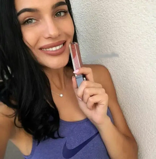 Aden Liquid Lipstick Помада рідка "Ottawa Garnet" (з шимером) No 18 - Фото 4 Aden Liquid Lipstick Помада рідка "Ottawa Garnet" (з шимером) No 18 - зображення 4