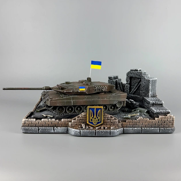 Штоф сувенірний ручної роботи з деталізованим танком "Leopard 2A6" (без посуду) | Підставка для стопок та пляшки PA_1168 - Фото 1 Штоф сувенірний ручної роботи з деталізованим танком "Leopard 2A6" (без посуду) | Підставка для стопок та пляшки PA_1168 - зображення 1