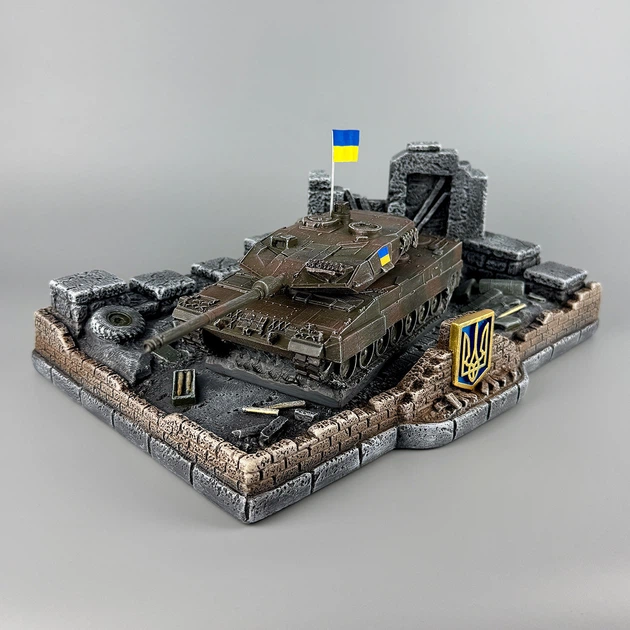 Штоф сувенірний ручної роботи з деталізованим танком "Leopard 2A6" (без посуду) | Підставка для стопок та пляшки PA_1168 - Фото 2 Штоф сувенірний ручної роботи з деталізованим танком "Leopard 2A6" (без посуду) | Підставка для стопок та пляшки PA_1168 - зображення 2