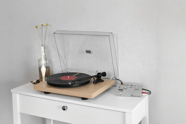 Виниловый проигрыватель Crosley C10 Natural Wood Hi-Fi, ручной проигрыватель для виниловых пластинок 33/45 об/мин, картридж Ortofon OM5e, антискейтинг, противовес тонарма, тяжелый диск, ременной привод + ПОДАРОК фонокорректор Pyle PP444 - изображение 14
