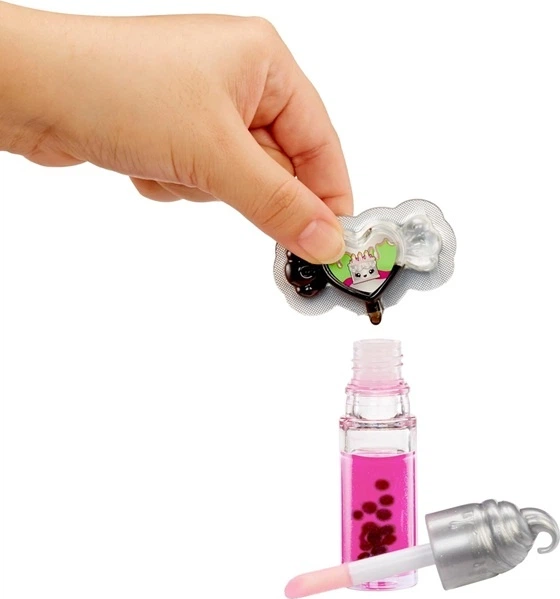 Лялька MGA Yummiland Sour Sweeties Misty Cakes з набором для створення блиску для губ 10 см 54580 (035051545804) - зображення 4