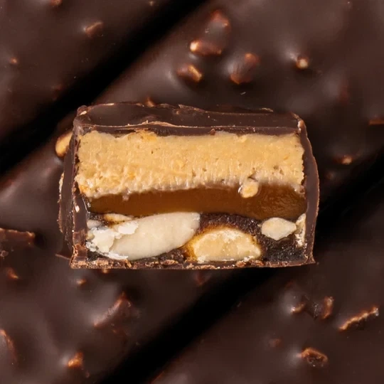 Батончик шоколадний "PEANUT + CARAMEL" FIZI, 40 г - Фото 4 Батончик шоколадний "PEANUT + CARAMEL" FIZI, 40 г - зображення 4