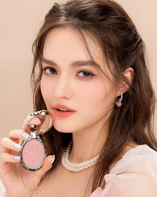 Рум’яна Flower Knows (Флавер Ноуз) Strawberry Rococo Embossed Blush — стійкий природний рум’янець, 5 г, відтінок 01 Angel Chanson - зображення 4