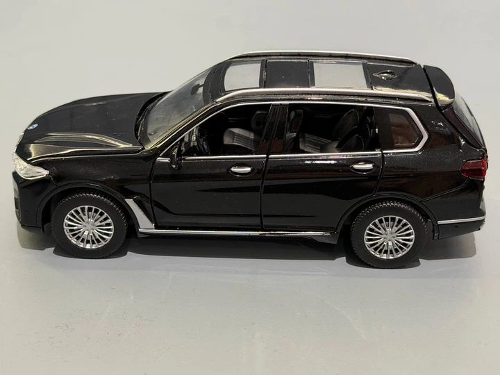 Машинка АвтоСвит BMW X7 Series металл 1:32 резиновые колеса открываются двери багажник капот звук свет 16см Черная (AP-1997) - Фото 4 Машинка АвтоСвит BMW X7 Series металл 1:32 резиновые колеса открываются двери багажник капот звук свет 16см Черная (AP-1997) - изображение 4