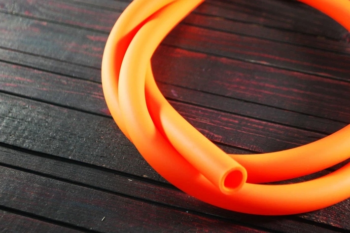 Кальянный шланг Soft Touch Orange Софт Тач 150 см универсальный силиконовый матовый ярко оранжевого цвета - Фото 3 Кальянный шланг Soft Touch Orange Софт Тач 150 см универсальный силиконовый матовый ярко оранжевого цвета - изображение 3