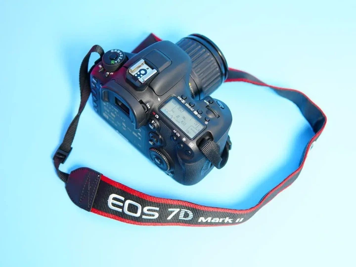 Дзеркальний фотоапарат Canon EOS 7D Mark II - зображення 5