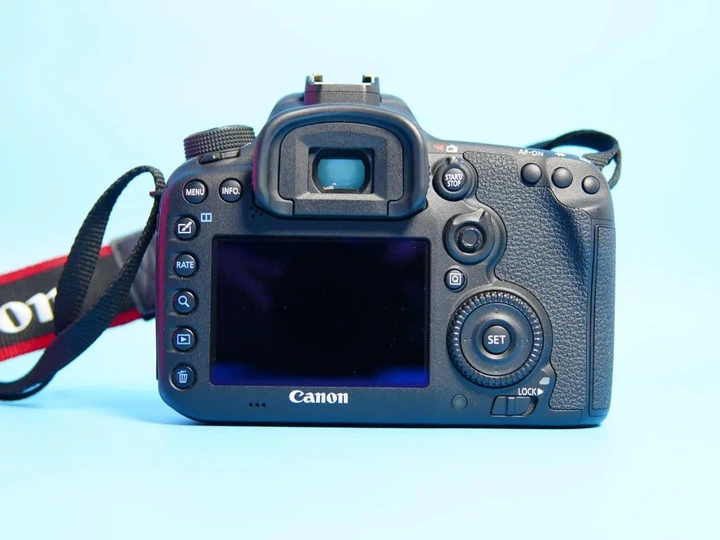 Дзеркальний фотоапарат Canon EOS 7D Mark II - зображення 6