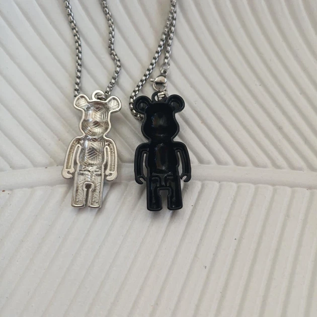 Кулоны парные Мишки Bearbrick чёрный + серебристый на цепочках, подвески для пары унисекс 4 см - изображение 4