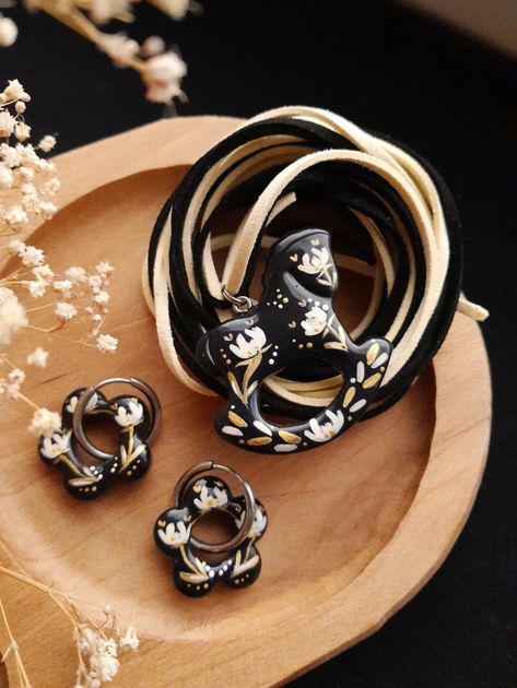 Набір з сережок та підвіски Bead Коник чорний з білим (BDNKONCHORBI) - Фото 1 Набір з сережок та підвіски Bead Коник чорний з білим (BDNKONCHORBI) - зображення 1