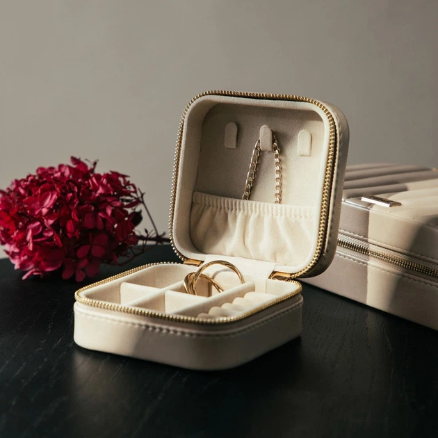 Шкатулка для прикрас Homla Rinas з прошиттям у вигляді полосок бежева 10,5x10,5x5 см (5906496752810) - зображення 6