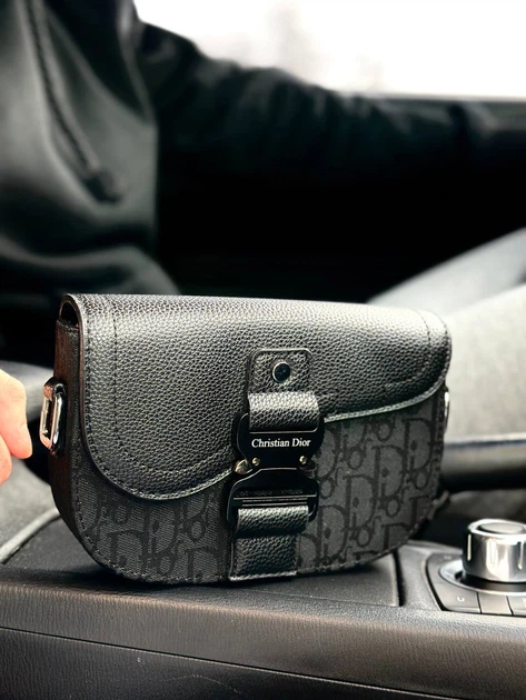 Сумка с надписью Christian Dior Saddle Belt Bag черная - Фото 1 Сумка с надписью Christian Dior Saddle Belt Bag черная - изображение 1