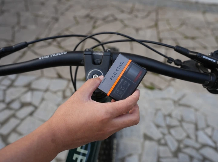 Велосипедный мини насос-задняя фара FLEXTAILGEAR Tiny Tire Pump ACS Черный (6975755966342) - Фото 12 Велосипедный мини насос-задняя фара FLEXTAILGEAR Tiny Tire Pump ACS Черный (6975755966342) - изображение 12