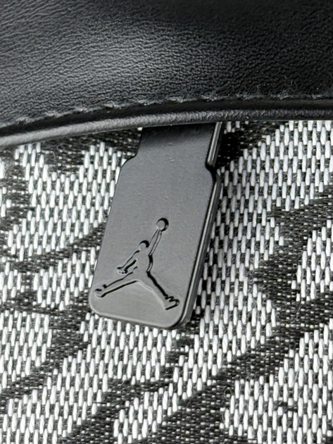 Сумка через плечо Jordan Monogram в цвете зебра. - Фото 5 Сумка через плечо Jordan Monogram в цвете зебра. - изображение 5