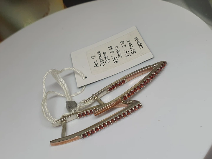 Серьги из серебра 925 пробы с накладками золота 375 проба Алиса, стрелы с цирконами красный - изображение 4