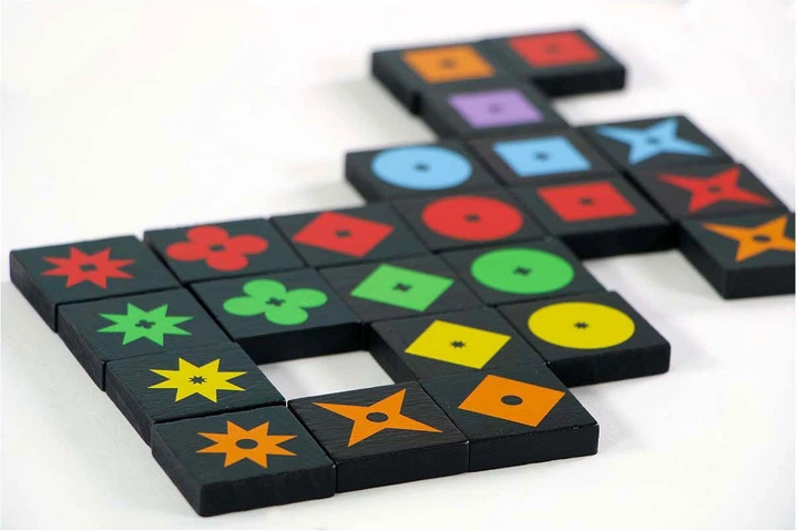 Gra planszowa 999 Games Qwirkle (8720289477653) - obraz 4