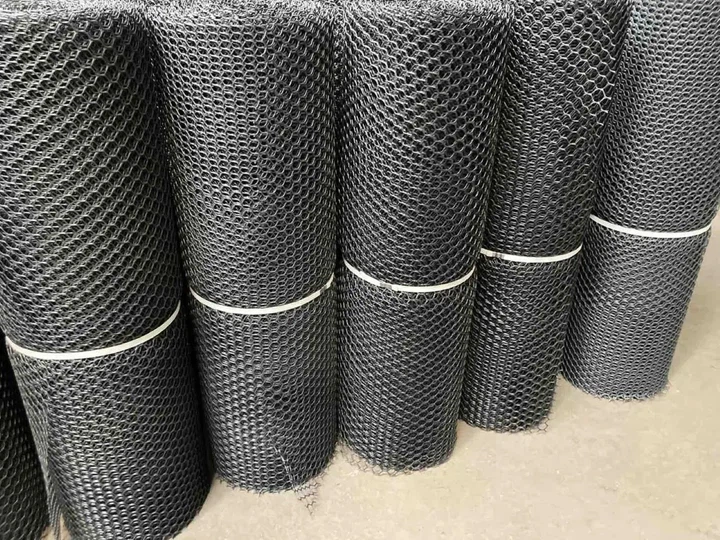 Пластикова сітка 20×20 мм 0.8×20 м. універсальна для огорож - зображення 2