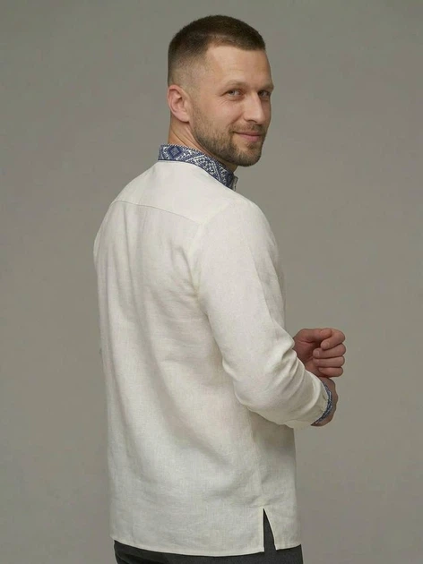 Вишиванка чоловіча MOTYV Тадей на ґудзиках Біла з синьою вишивкою льон/бавовна | Розмір L - Фото 2 Вишиванка чоловіча MOTYV Тадей на ґудзиках Біла з синьою вишивкою льон/бавовна | Розмір L - изображение 2
