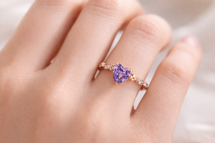 Каблучка з червоного золота з александритом у формі серця К-0564 19 - Фото 7 Каблучка з червоного золота з александритом у формі серця К-0564 19 - зображення 7