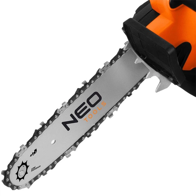 Садовий інструмент Neo Tools 04-634 2 в 1 з телескопічною штангою ланцюгова пилка 750 Вт 250 мм + ножиці для живоплоту 550 Вт 460 мм (5907558478037) - зображення 10