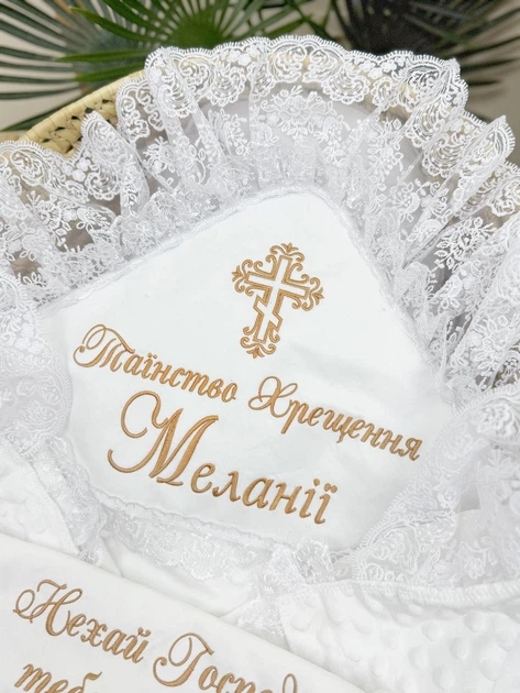 Крыжма для девочки Family Tradition сатин плюш минки с вышивкой икружевом 100х100 см белая Крестнице Мелании - Фото 3 Крыжма для девочки Family Tradition сатин плюш минки с вышивкой икружевом 100х100 см белая Крестнице Мелании - изображение 3