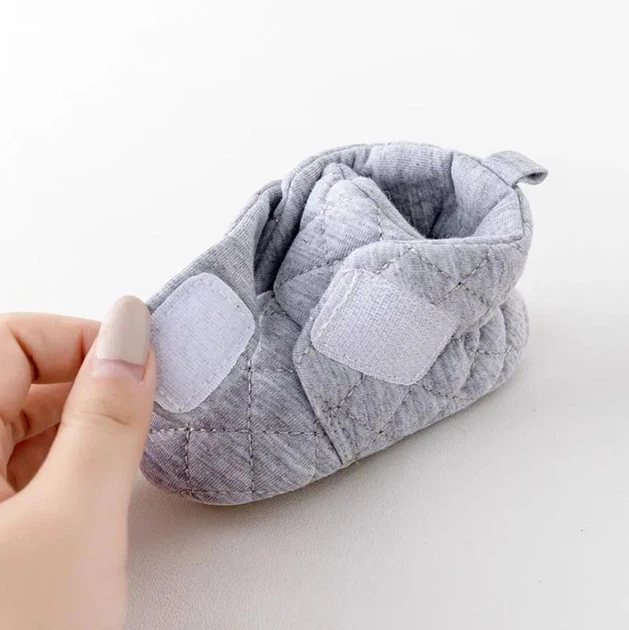Мягкие пинетки "Toesies" для малышей с липучкой и нескользящей подошвой (длина стельки 12 см) (6-12 месяцев) серый (KS1054) - Фото 4 Мягкие пинетки "Toesies" для малышей с липучкой и нескользящей подошвой (длина стельки 12 см) (6-12 месяцев) серый (KS1054) - изображение 4