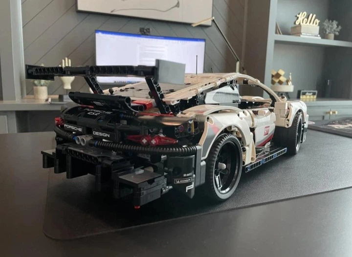 Конструктор Technic Porsche Порш 911 GT3 RS (белый) – 1580 деталей, спортивный суперкар 50 см - изображение 3
