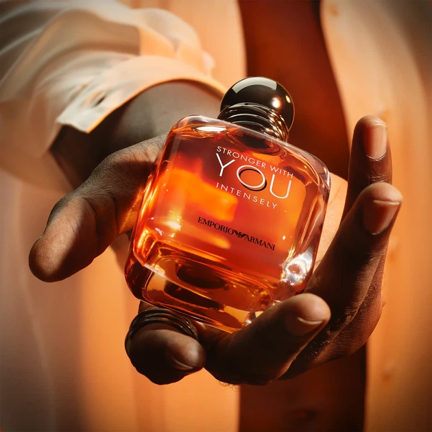 Парфумована вода для чоловіків Giorgio Armani Emporio Armani Stronger With You Intensely 1.2 - Фото 3 Парфумована вода для чоловіків Giorgio Armani Emporio Armani Stronger With You Intensely 1.2 - зображення 3