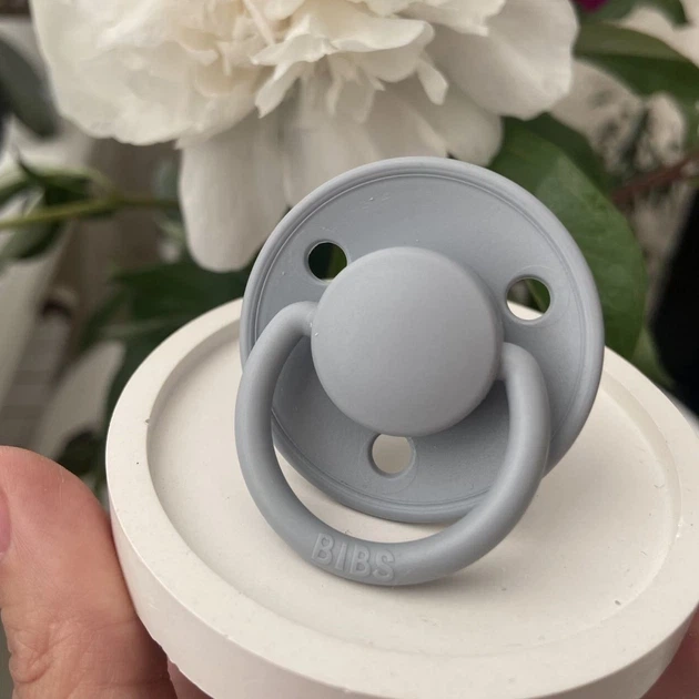Пустушка BIBS 0-36 мiс De Lux Round Silicone - Cloud - Фото 1 Пустушка BIBS 0-36 мiс De Lux Round Silicone - Cloud - зображення 1