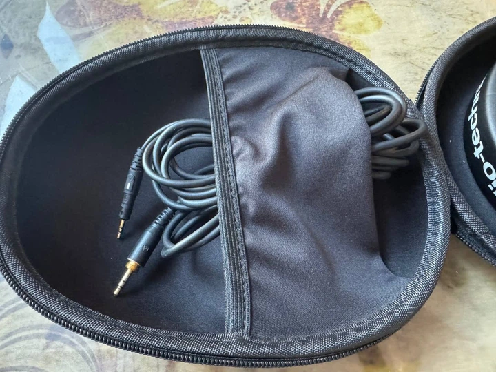 Защитный кейс сумка чехол футляр для наушников Audio-Technica ATH-M20x, M30x, M40x, M50, M50x, M70x, MSR7, MSR7BK, DSR7BT, ESW9, ESW10 black - Фото 9 Защитный кейс сумка чехол футляр для наушников Audio-Technica ATH-M20x, M30x, M40x, M50, M50x, M70x, MSR7, MSR7BK, DSR7BT, ESW9, ESW10 black - изображение 9