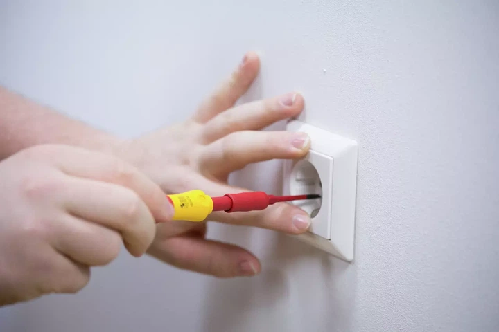 Викрутка діелектрична зі змінними насадками, набір 10 предметів Wiha SoftFinish® slimVario® electric (41232) - изображение 2