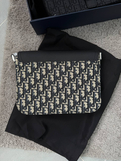 Мужская сумка Dior текстиль и эко-кожа одно основное отделение 24×19×6,5 см бежевая с черным (Premium-A822) - Фото 2 Мужская сумка Dior текстиль и эко-кожа одно основное отделение 24×19×6,5 см бежевая с черным (Premium-A822) - изображение 2