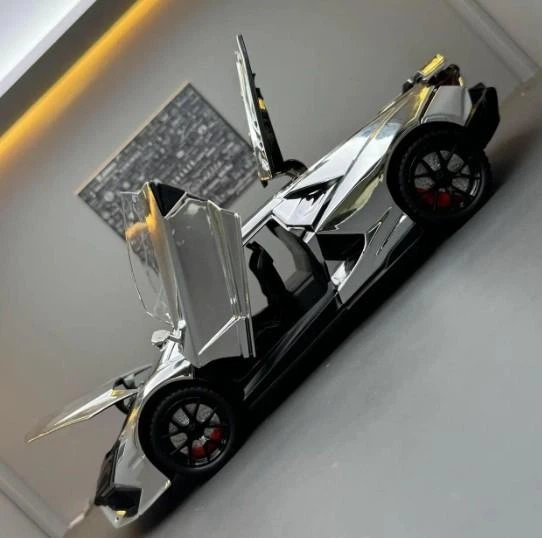 Коллекционная металлическая модель автомобиля Lamborghini Revuelto инерционная со светом, звуком и паром, хром 1:24 - Фото 7 Коллекционная металлическая модель автомобиля Lamborghini Revuelto инерционная со светом, звуком и паром, хром 1:24 - изображение 7