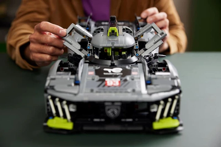 Конструктор Technic – Peugeot 9X8 24H Le Mans на 1775 деталей (42156) - зображення 5