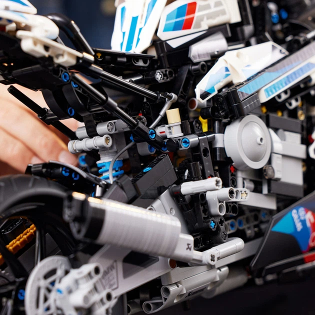Конструктор Technic – BMW M 1000 RR на 1920 деталей (42130) - изображение 7