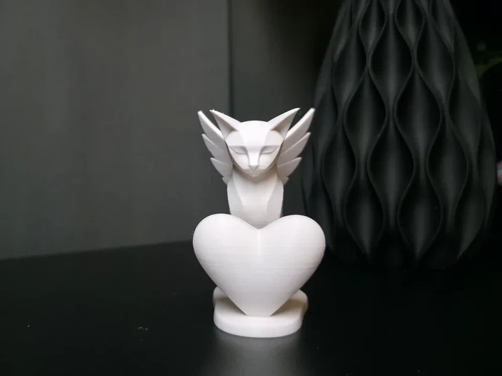 Статуетка котик-ангел із серцем у стилі low poly. Aivory - изображение 2