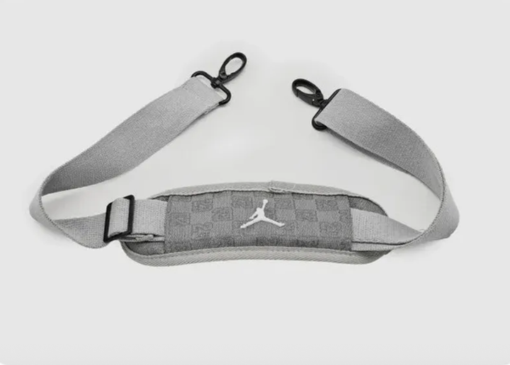 Спортивная сумка через плечо Jordan Duffle Monogram в сером цвете. - Фото 6 Спортивная сумка через плечо Jordan Duffle Monogram в сером цвете. - изображение 6