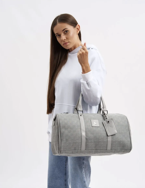 Спортивная сумка через плечо Jordan Duffle Monogram в сером цвете. - Фото 1 Спортивная сумка через плечо Jordan Duffle Monogram в сером цвете. - изображение 1
