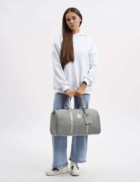Спортивная сумка через плечо Jordan Duffle Monogram в сером цвете. - Фото 8 Спортивная сумка через плечо Jordan Duffle Monogram в сером цвете. - изображение 8