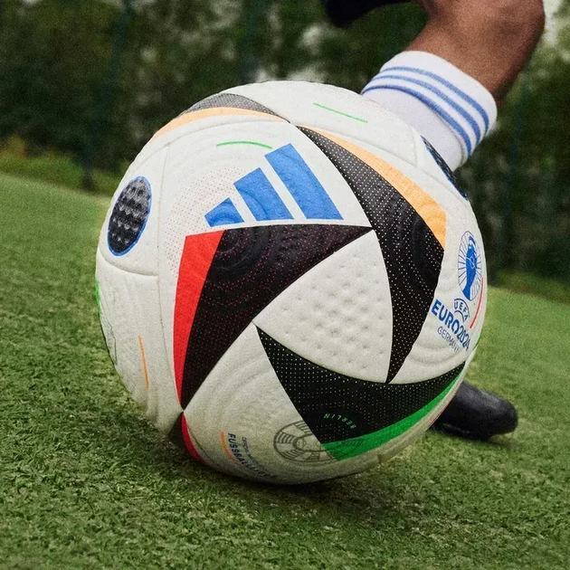 Футбольний м'яч Adidas Fussballliebe Euro 2024 OMB розмір 5, біло-чорний - Фото 8 Футбольний м'яч Adidas Fussballliebe Euro 2024 OMB розмір 5, біло-чорний - зображення 8