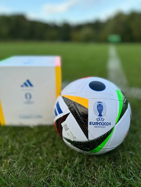 Футбольний м'яч Adidas Fussballliebe Euro 2024 League Box розмір 5, біло-чорний - Фото 6 Футбольний м'яч Adidas Fussballliebe Euro 2024 League Box розмір 5, біло-чорний - изображение 6