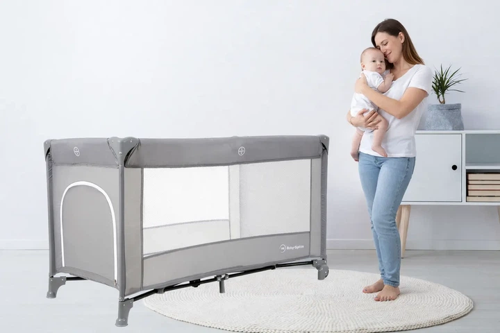Детская складная кроватка-манеж Moby-System Happy Traveller Basic с раскладным матрасом, сумкой, колесиками и боковым выходом, 126 x 66 см - изображение 2