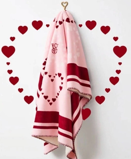 Плед Victoria's Secret Cozy Plush Sherpa Fleece Blanked Hearts Pink V-Day 152 см*127 см (27217859) - Фото 3 Плед Victoria's Secret Cozy Plush Sherpa Fleece Blanked Hearts Pink V-Day 152 см*127 см (27217859) - зображення 3