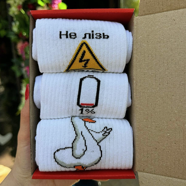 Набір чоловічих шкарпеток на 3 пари 40-45 з малюнком білі - Фото 2 Набір чоловічих шкарпеток на 3 пари 40-45 з малюнком білі - зображення 2